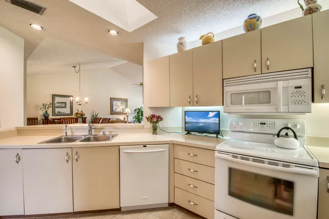 $269,880 | 6275 Southeast Charleston Place, Unit 203, Hobe Sound, FL 33455