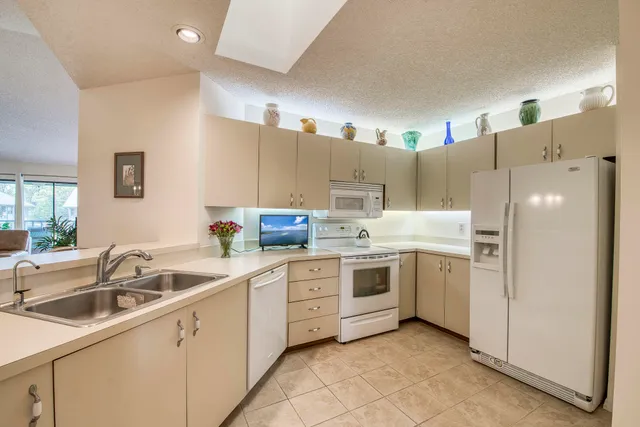 $269,880 | 6275 Southeast Charleston Place, Unit 203, Hobe Sound, FL 33455