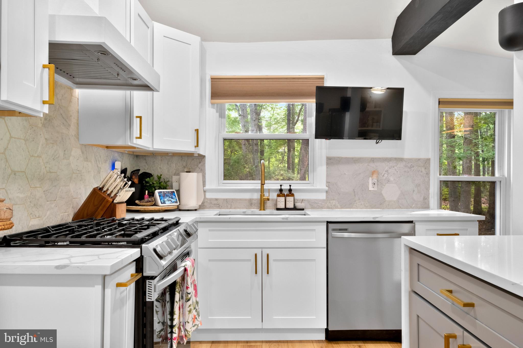 634 Tabernacle Road Medford, NJ 08055 - Photo 2 of 46 a kitchen with a sink stove and microwave