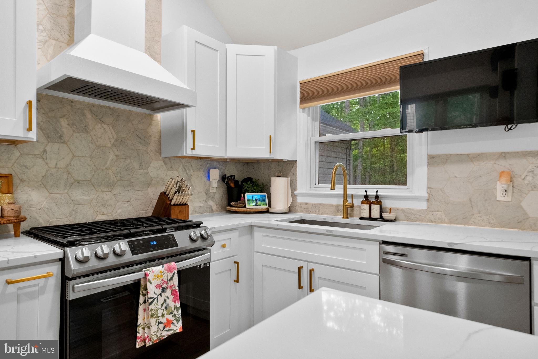 634 Tabernacle Road Medford, NJ 08055 - Photo 3 of 46 a kitchen with a stove a sink and a microwave