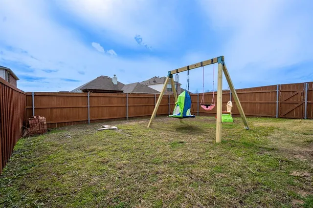 a view of a backyard