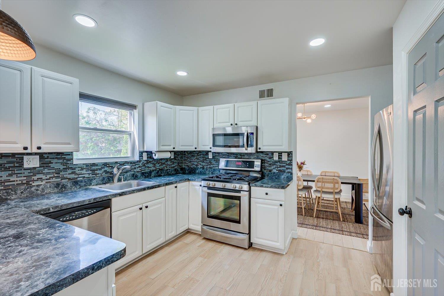 122 Dewolfe Street Edison, NJ 08817 - Photo 12 of 50