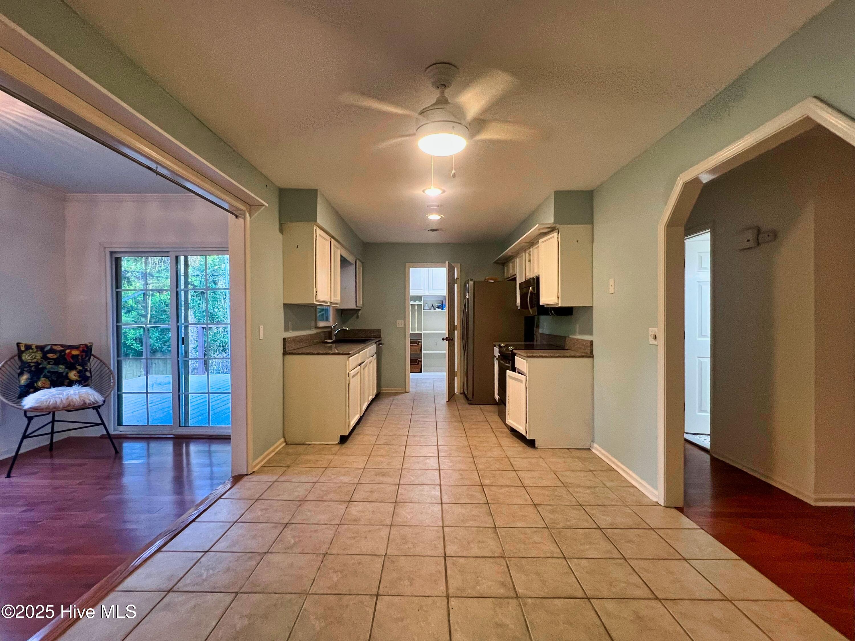 318 Buccaneer Road Wilmington, NC 28409 - Photo 14 of 64 (16) Kitchen