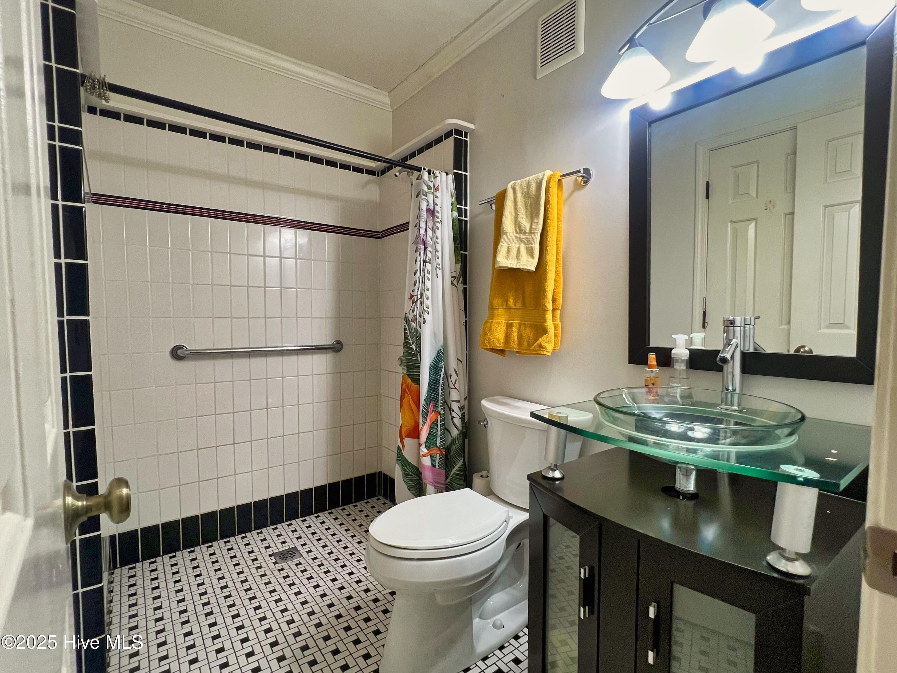 318 Buccaneer Road Wilmington, NC 28409 - Photo 23 of 64 (23) Jack & Jill Bathroom