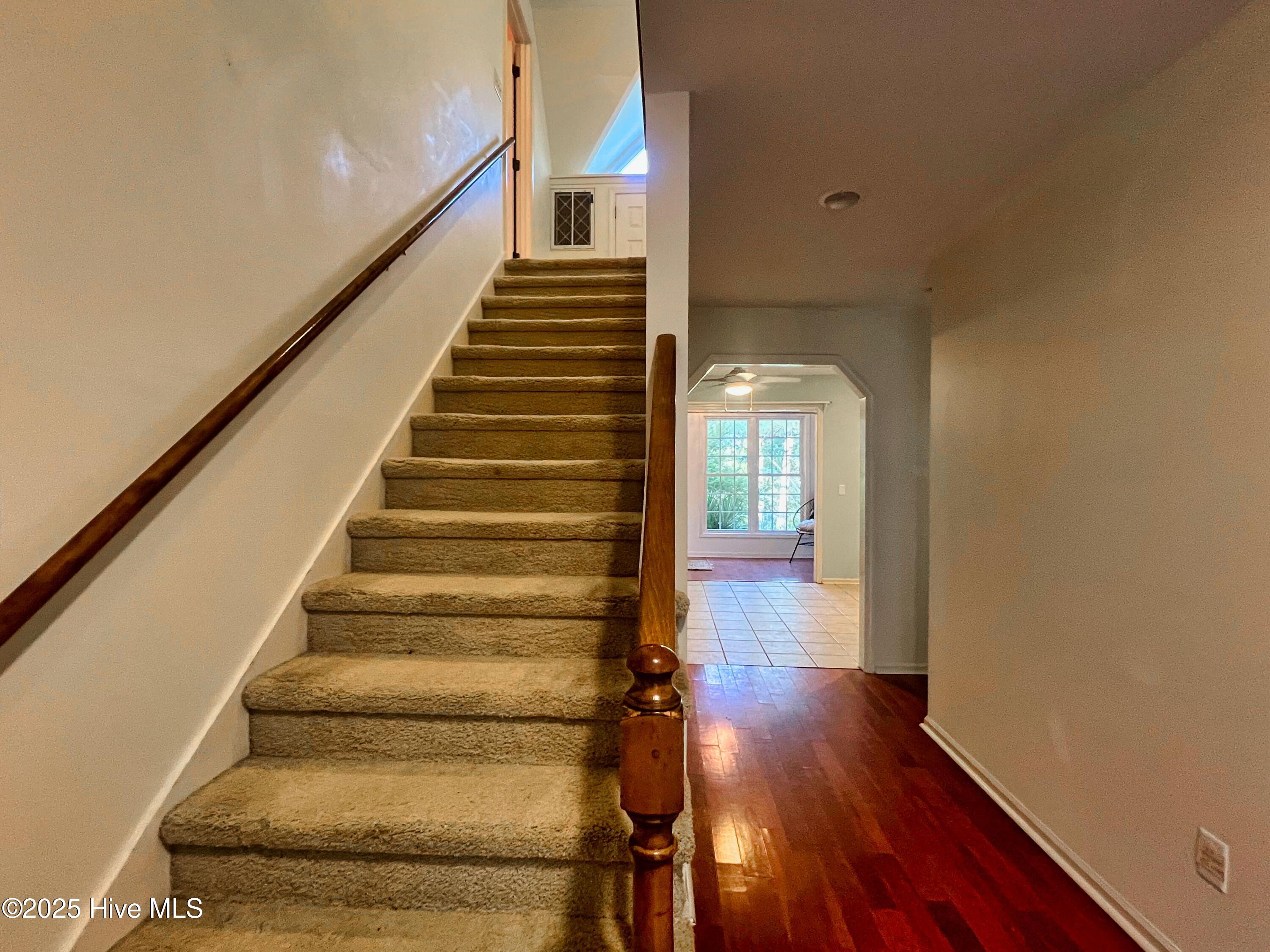 318 Buccaneer Road Wilmington, NC 28409 - Photo 24 of 64 (27) Stairway