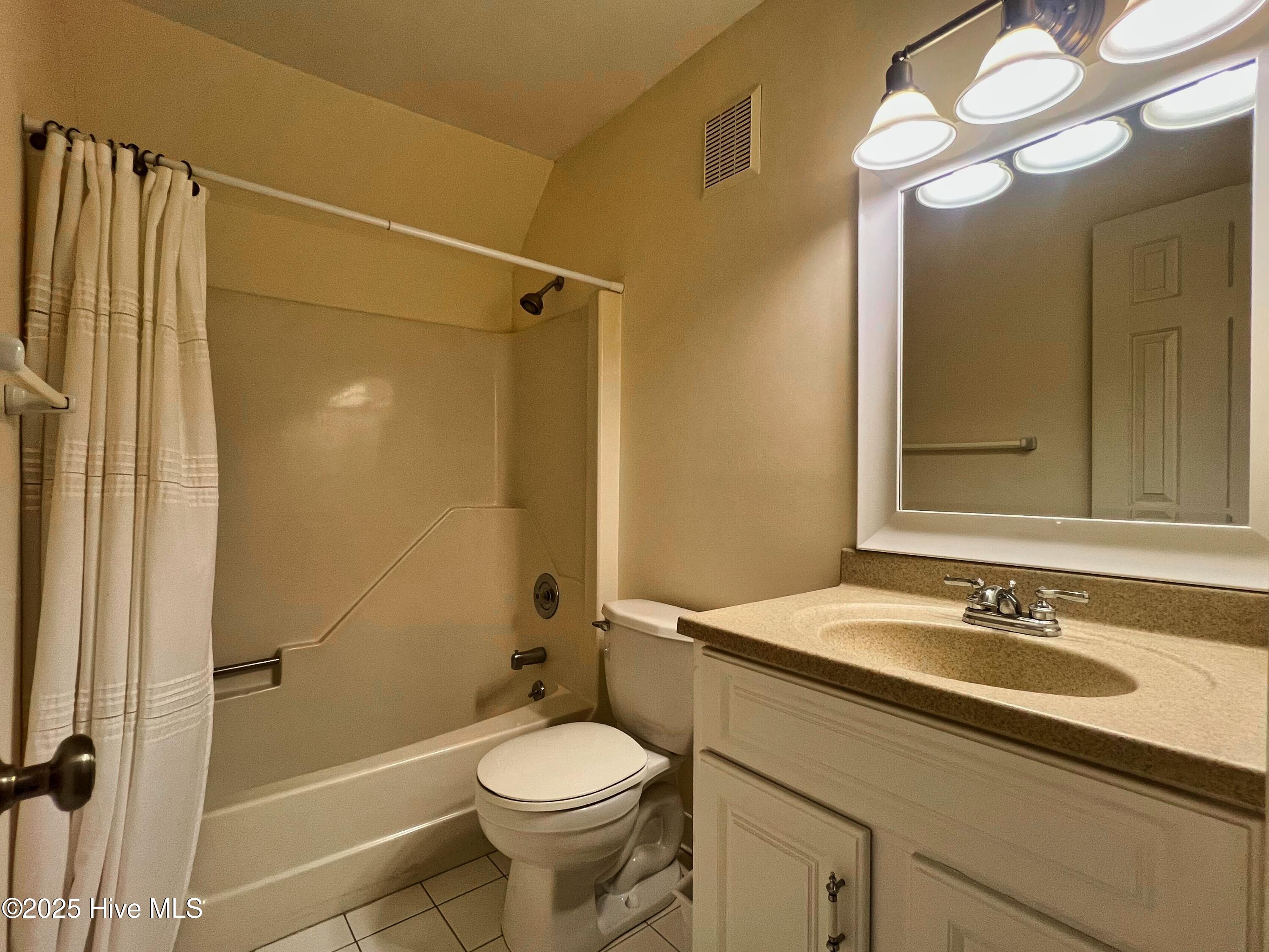 318 Buccaneer Road Wilmington, NC 28409 - Photo 29 of 64 (32) 2nd Floor Bathroom