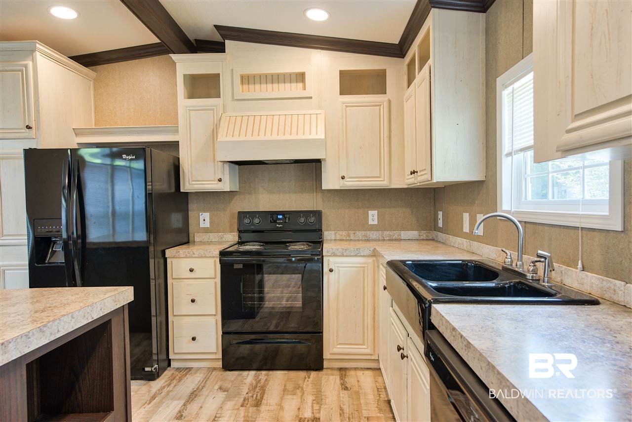25258 Pompano Drive Elberta, AL 36530 - Photo 5 of 22 Kitchen