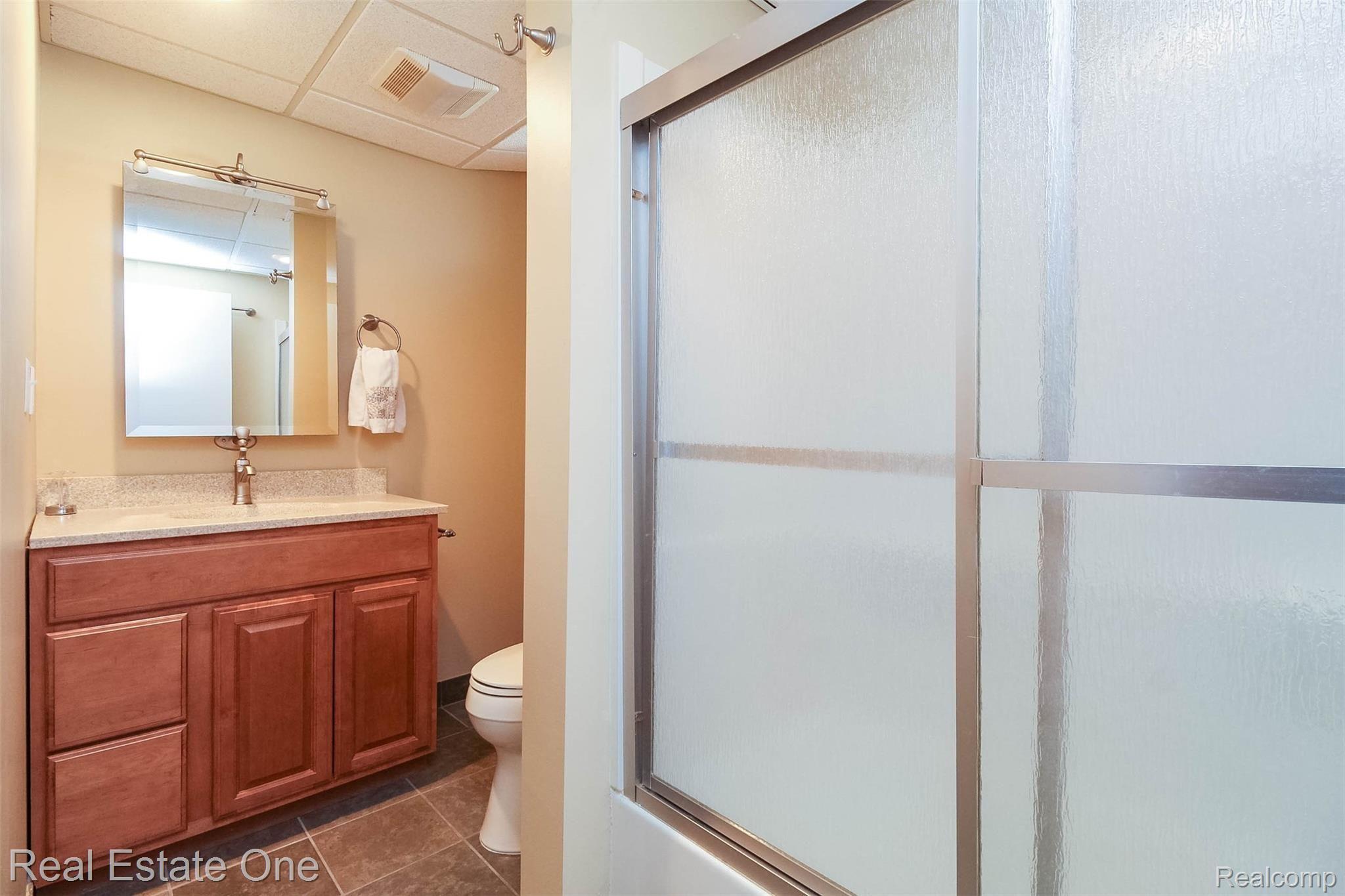 475 Grace Avenue Rochester, MI 48307 - Photo 36 of 58 Large Full Bath with tub/shower in finished basement