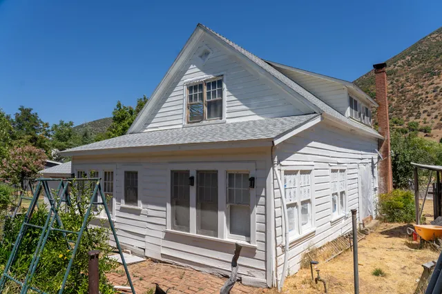 a view of house with a outdoor space