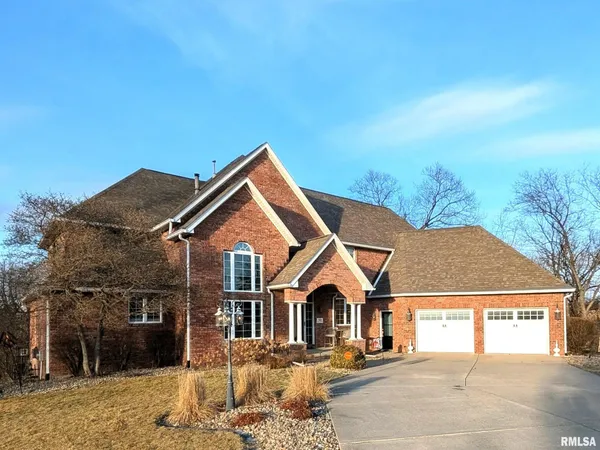$814,500 | 703 Mayfair Court, Germantown Hills, IL 61548