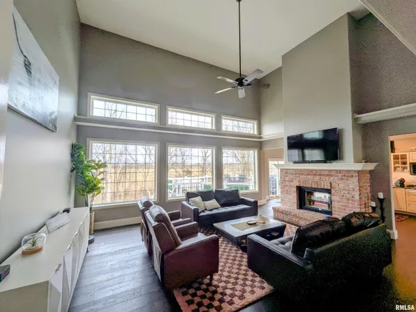 $814,500 | 703 Mayfair Court, Germantown Hills, IL 61548