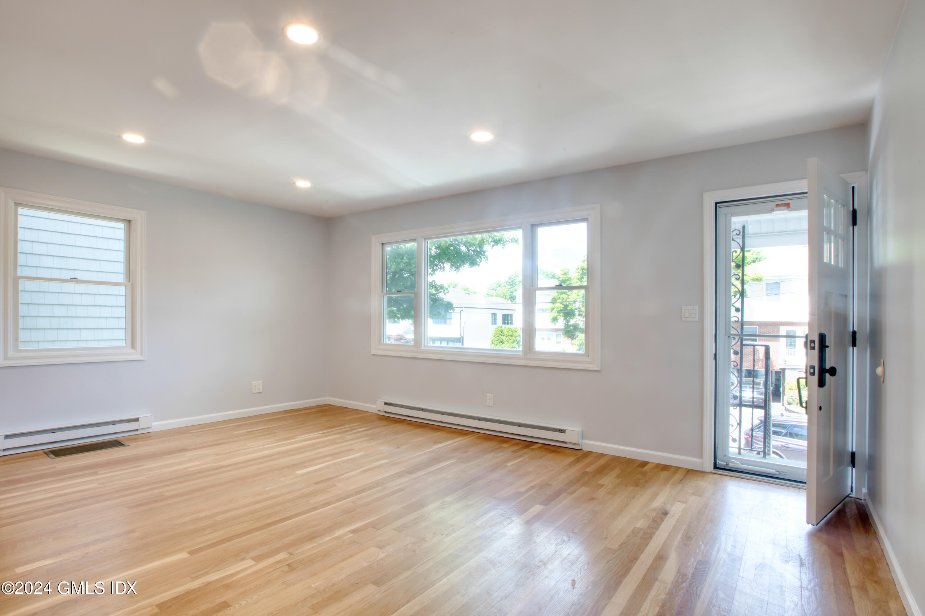 8 Ridge Place, Unit 1 Greenwich, CT 06831 - Photo 4 of 38 LIVING ROOM