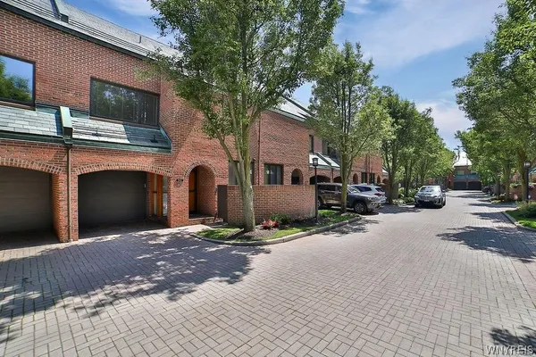 $875,000 | 252 Rivermist Drive, Buffalo, NY 14202