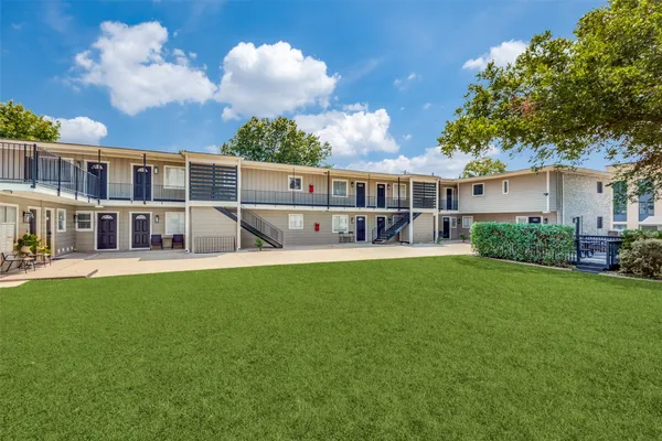 a view of a house with a backyard