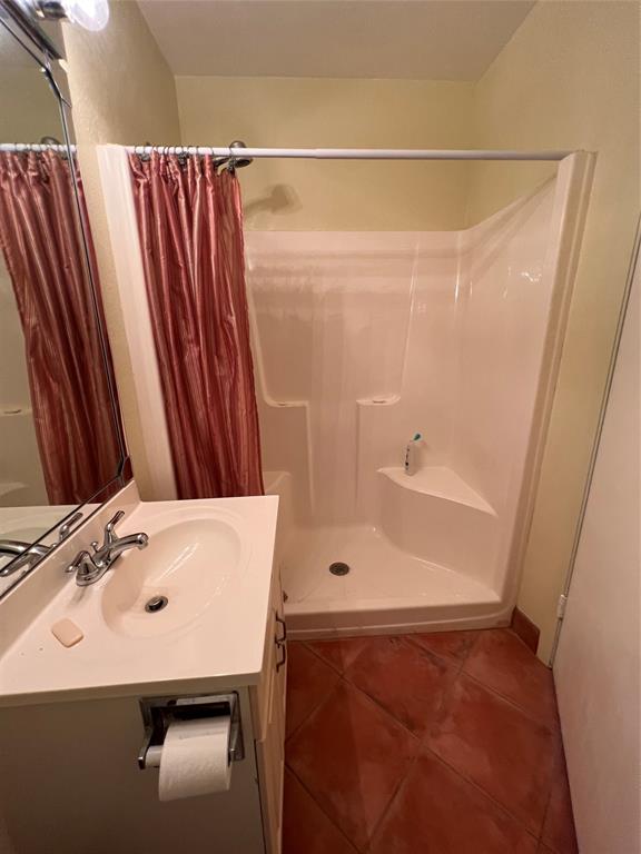 7567 Imperial Drive, Unit 201 Boca Raton, FL 33433 - Photo 34 of 41 a bathroom with a sink and a bathtub