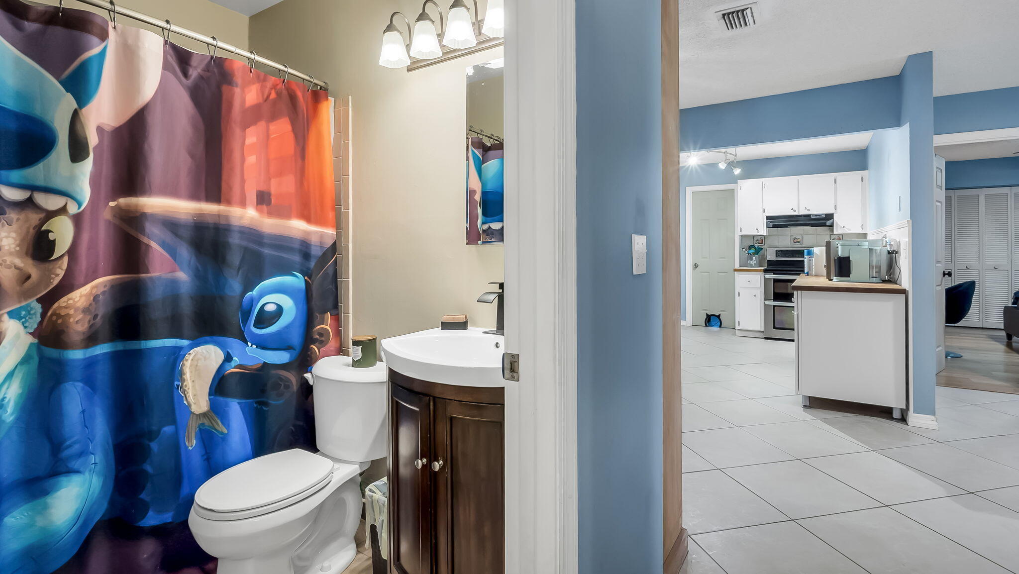 5298 2nd Road Lake Worth, FL 33467 - Photo 29 of 35 2nd Bath with Tub