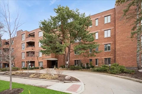 1601 Oakwood Avenue, Unit 307, Highland Park, IL 60035