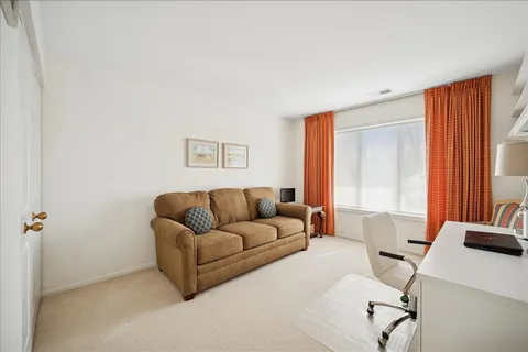 1601 Oakwood Avenue, Unit 307, Highland Park, IL 60035