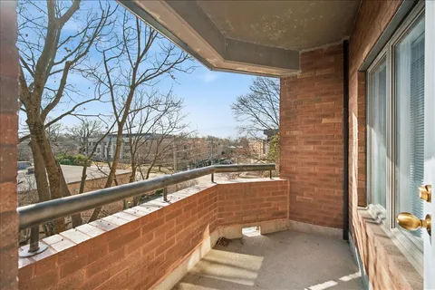 1601 Oakwood Avenue, Unit 307, Highland Park, IL 60035