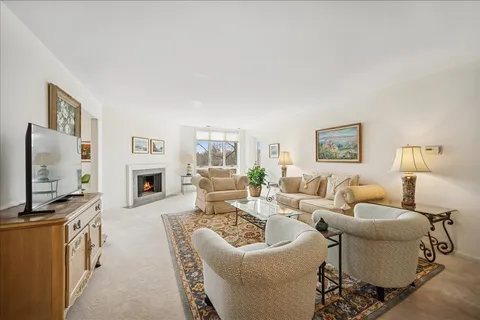 1601 Oakwood Avenue, Unit 307, Highland Park, IL 60035