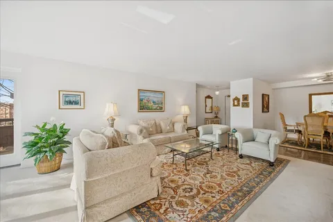 1601 Oakwood Avenue, Unit 307, Highland Park, IL 60035