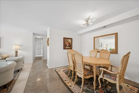 1601 Oakwood Avenue, Unit 307, Highland Park, IL 60035