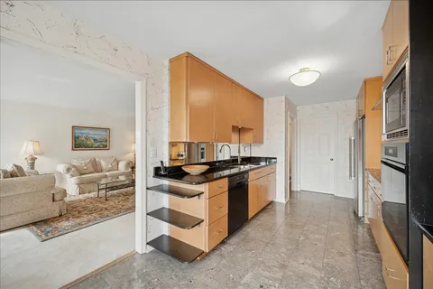 1601 Oakwood Avenue, Unit 307, Highland Park, IL 60035