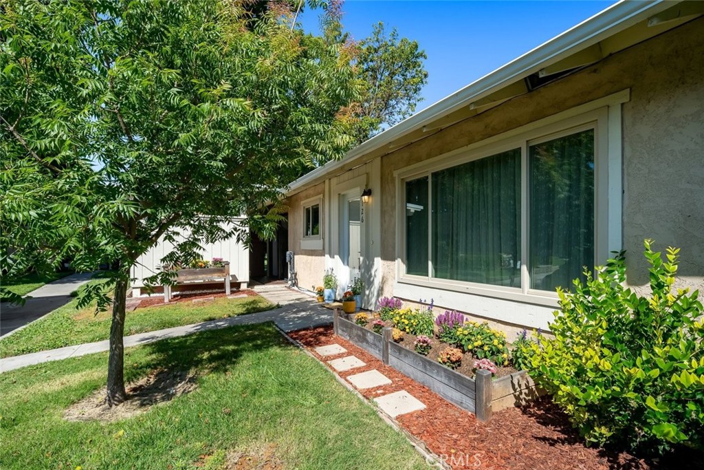 126 Flag Way, Unit B Paso Robles, CA 93446 - Photo 4 of 38