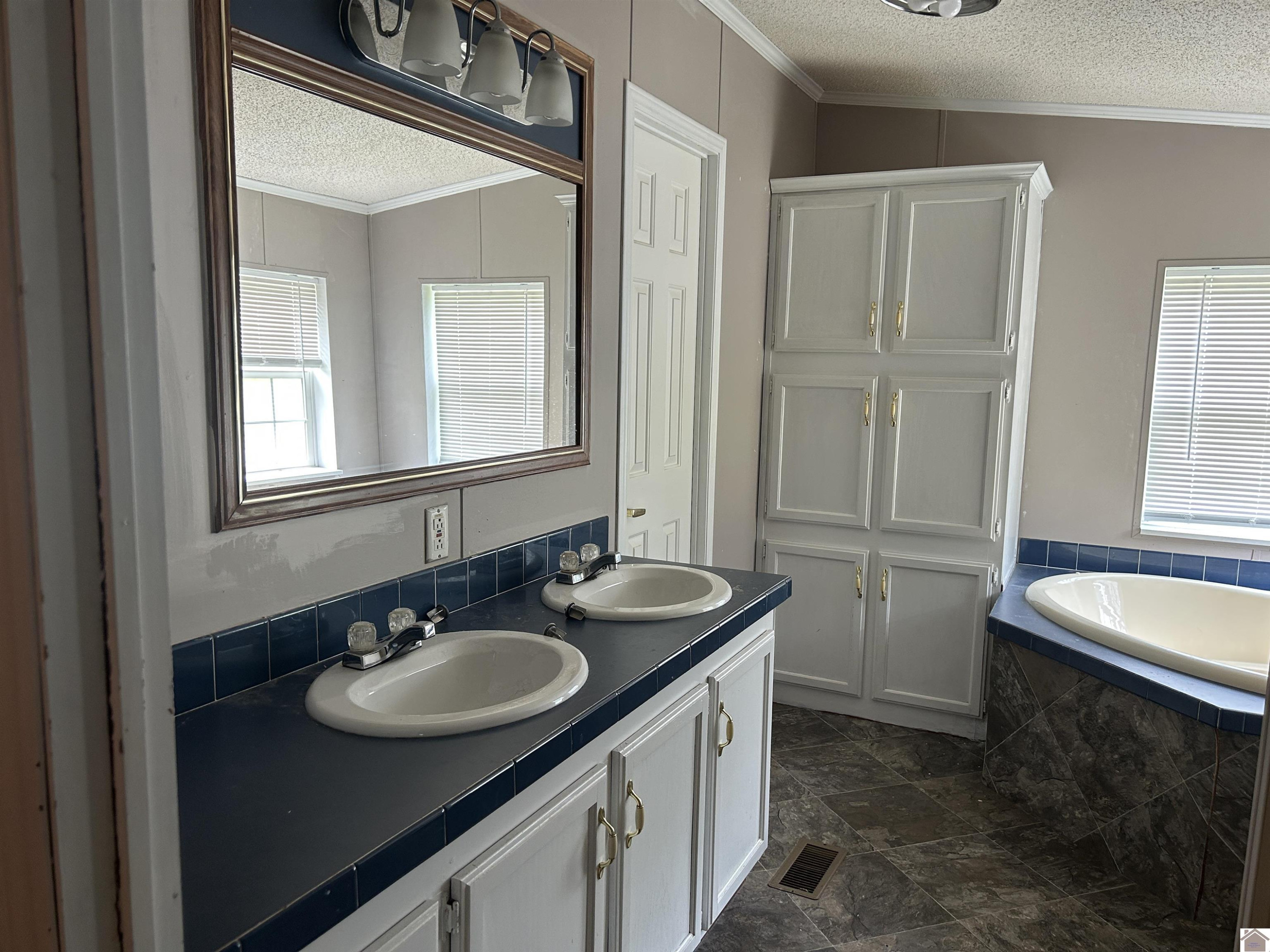 142 Frankfort Road Benton, KY 42025 - Photo 13 of 27 PRIMARY BATH