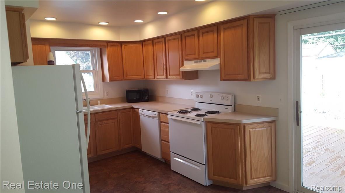 11405 Merriman Road Livonia, MI 48150 - Photo 8 of 41 20160825_093355.jpg
