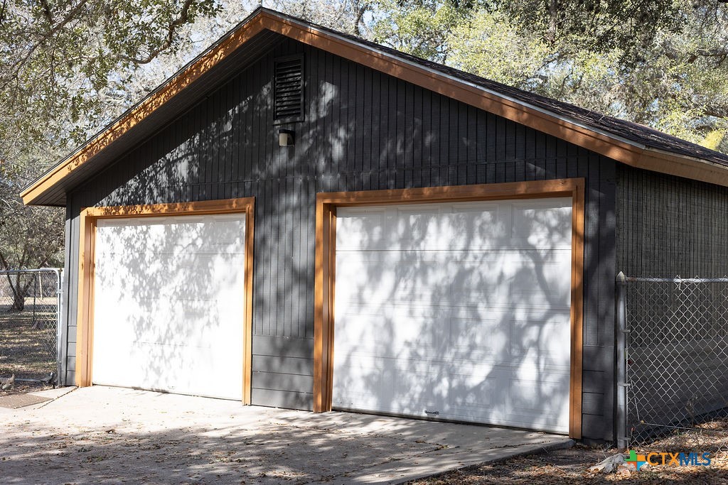 188 Cavalry Road Victoria, TX 77905 - Photo 7 of 26 a backyard of a house