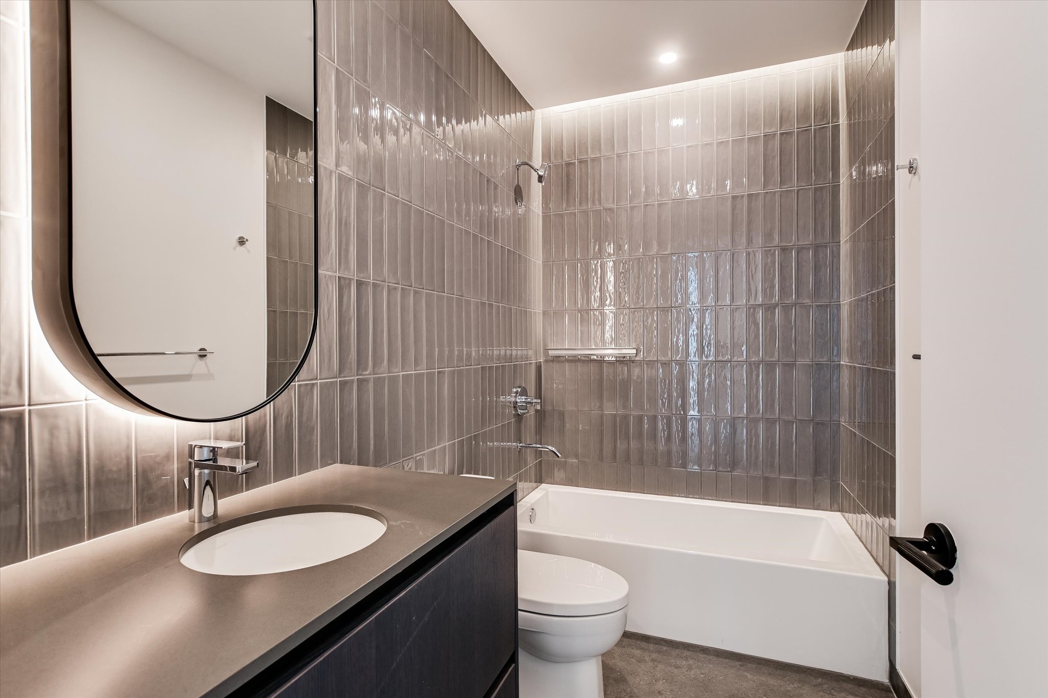 610 Davis Street, Unit 3801 Austin, TX 78701 - Photo 21 of 40 a bathroom with a granite countertop sink toilet and bathtub