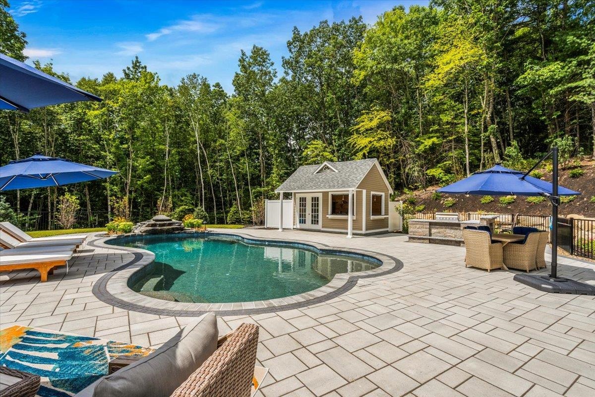 9 Bartlett Drive Bedford, NH 03110 - Photo 7 of 40