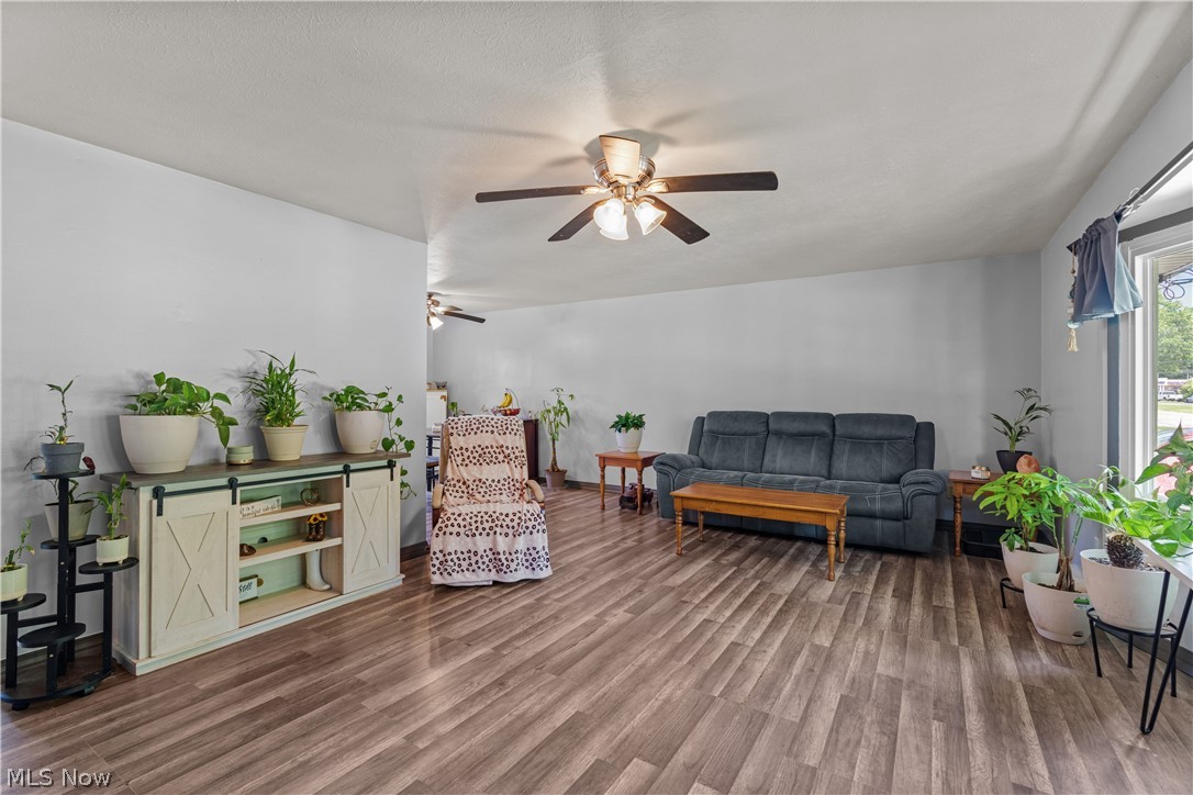 13548 Holland Road Brook Park, OH 44142 - Photo 5 of 27 Living room