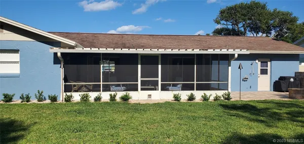 a view of a house with backyard and garden