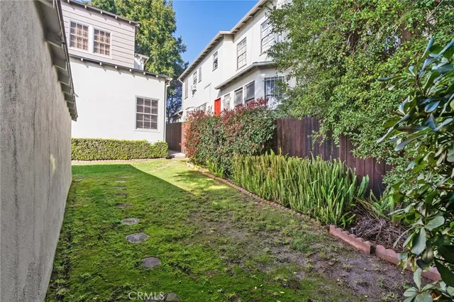 a view of a backyard