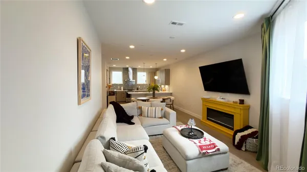 $689,000 | 2870 Tremont Place, Denver, CO 80205