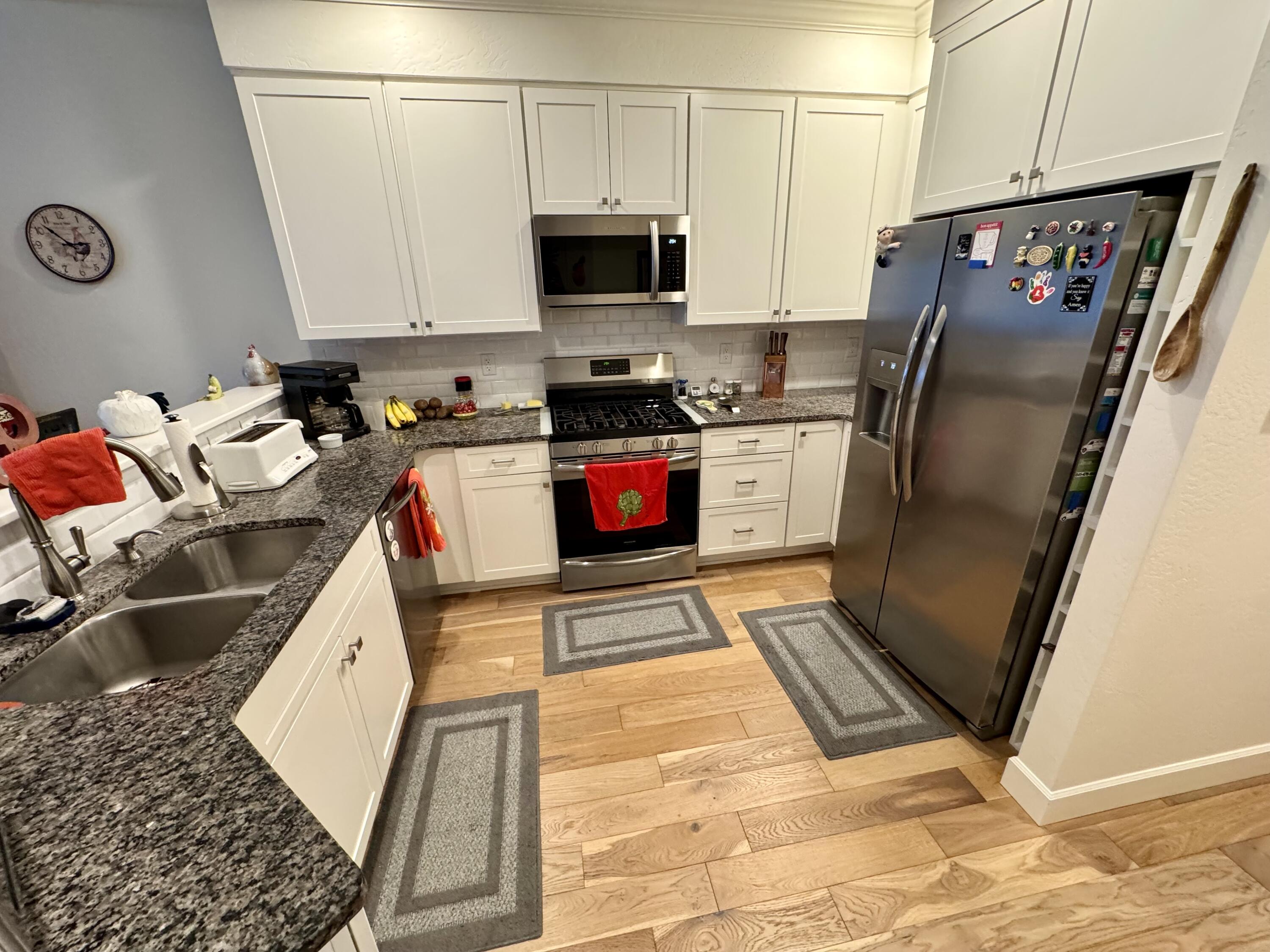438 Cheney Loop Central Point, OR 97502 - Photo 5 of 15 Wife pleasing kitchen