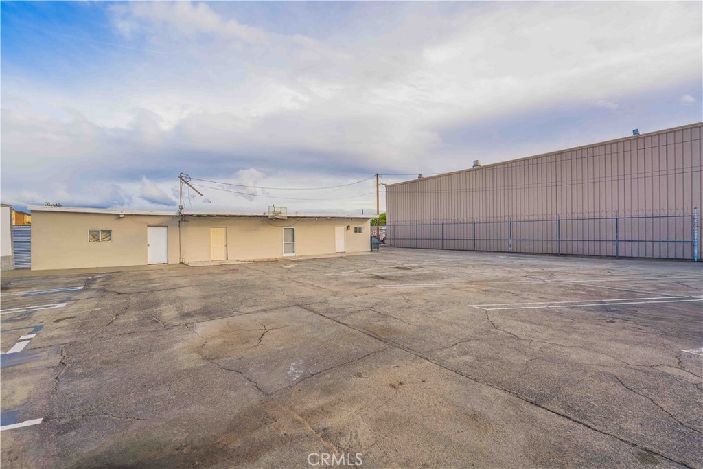 17606 Arrow Fontana, CA 92335 - Photo 11 of 30 a view of a garage