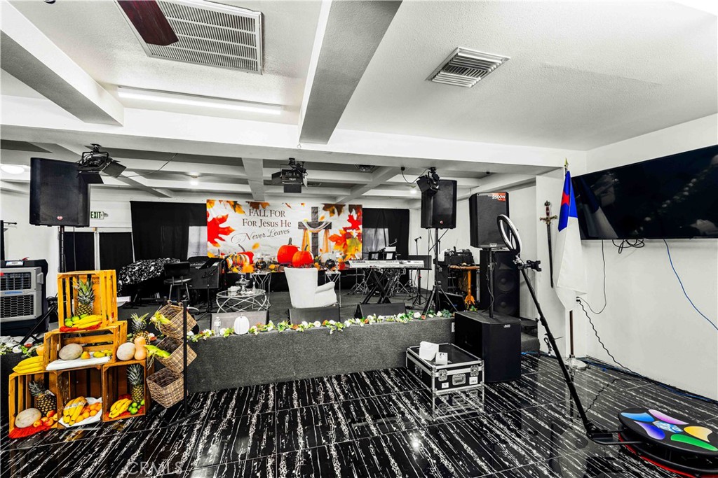 17606 Arrow Fontana, CA 92335 - Photo 22 of 30 a view of a chairs and tables in patio