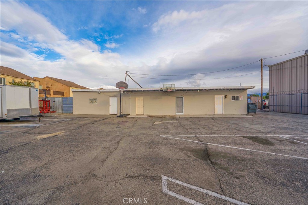 17606 Arrow Fontana, CA 92335 - Photo 10 of 30 a view of a garage with a stove