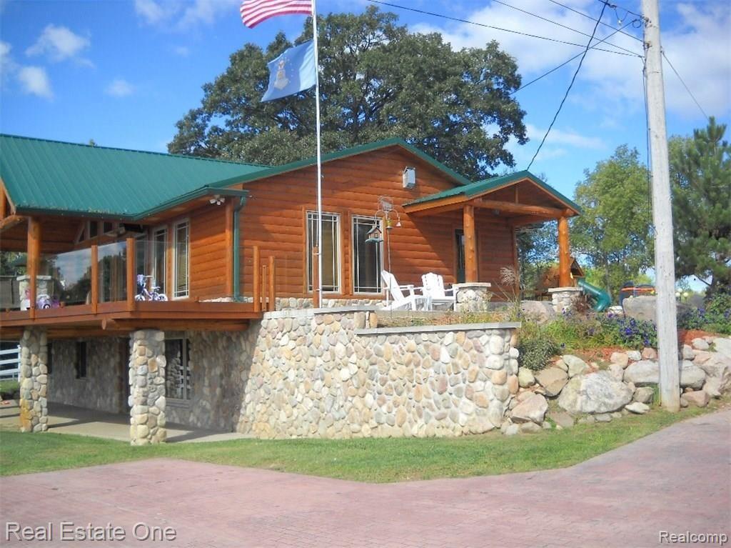 Beauiftul log home.JPG