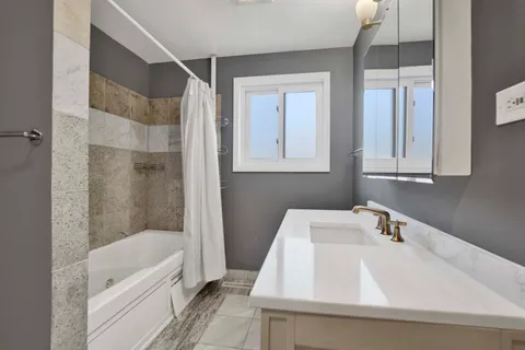 $565,000 | 9138 4 Winds Way, Skokie, IL 60076