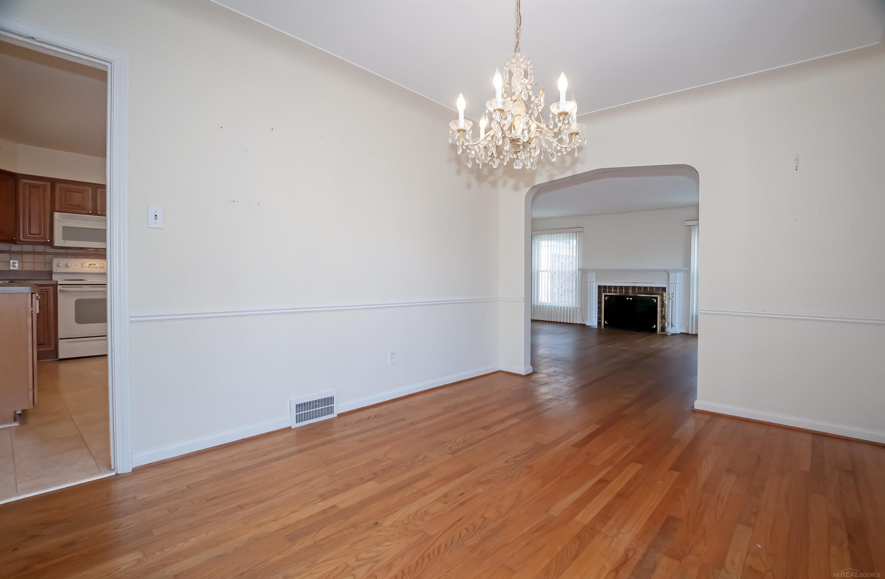 83 Vernier Road Grosse Pointe, MI 48236 - Photo 9 of 32 50099214-8.JPG