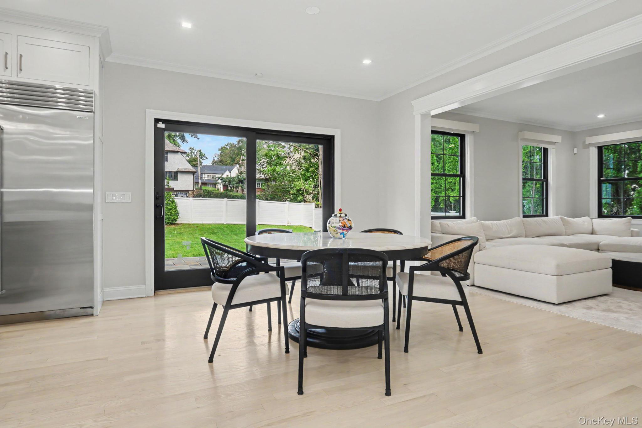 333 Lyncroft Road New Rochelle, NY 10804 - Photo 12 of 44 kitchen opens to Family room.