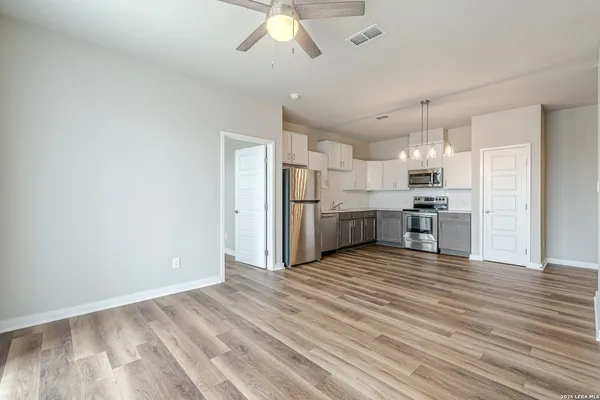 $1,400 | 711 South Frio Street, Unit 1301, San Antonio, TX 78207