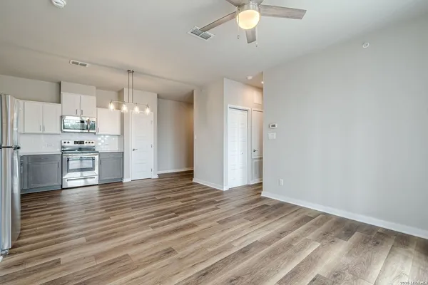 $1,400 | 711 South Frio Street, Unit 1301, San Antonio, TX 78207