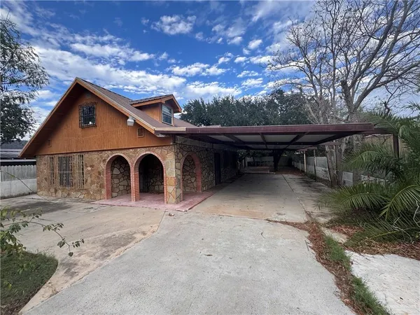 a view of a house with a yard