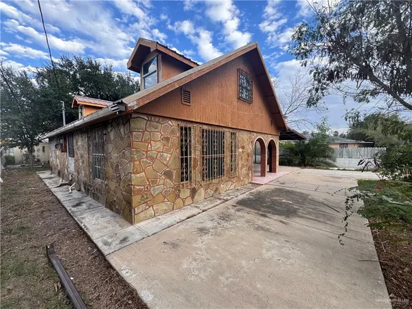 a view of back yard of the house