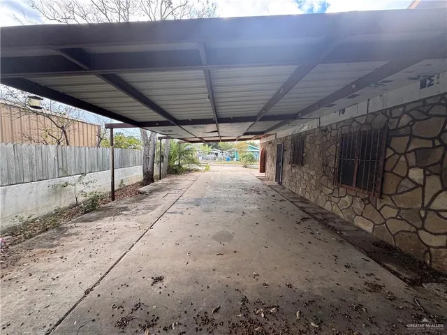 a view of a backyard